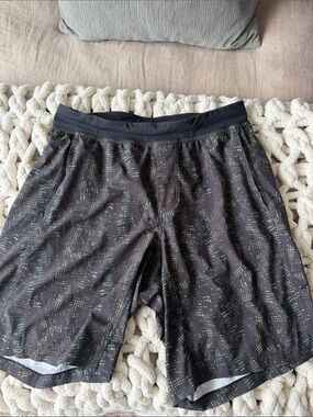 Lululemon Men’s 9” Linerless Shorts Cityscape Print Black Green XL